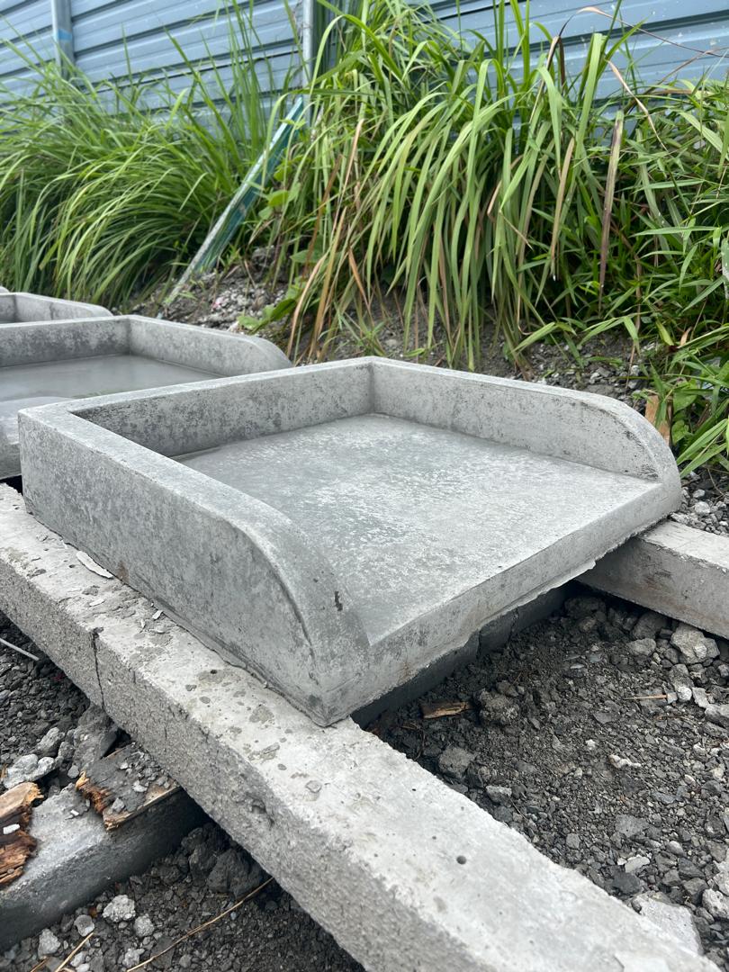 The real photo of LTH Concrete Dustbin Tray