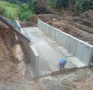 L-shape retaining wall